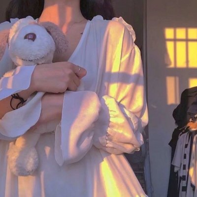 坐在酒吧里吃蛋糕